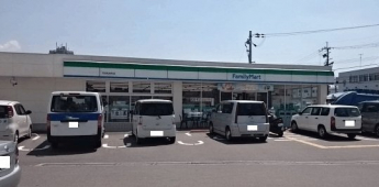 ファミリーマートまで850m