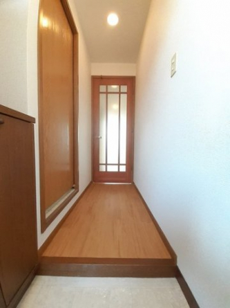 収納もある玄関です