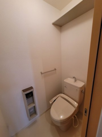温水洗浄便座です。上に棚があるので便利です。