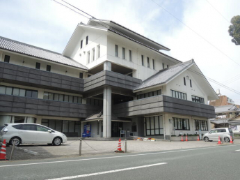 八幡浜市立市民図書館まで382m