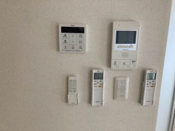 オートロックとモニター付きインターホンで安心です。給湯器リモコンもあり自動お湯はりもできます。