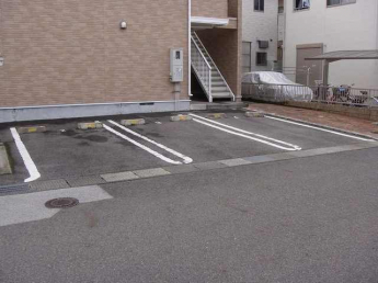 車をお持ちの方に嬉しい駐車場付きの物件です