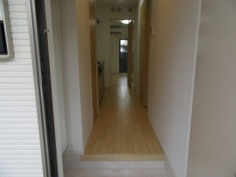収納もある玄関です