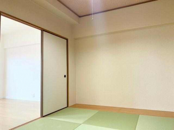 和室の畳は琉球風。落ち着いた雰囲気が御座います。