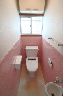 お風呂と同じくピンクのタイルで統一されたトイレ　ウォシュレッ