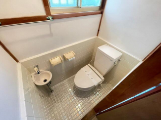 シンプルなデザインのトイレ。飾り付けも楽しめます♪