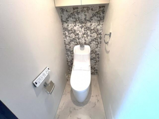 白を基調としたトイレで清潔感がありますね。