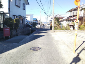 前面道路に接する通り、守山市道 播磨田線の北西方向