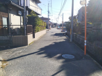 前面道路に接する通り、守山市道 播磨田線の南東方向