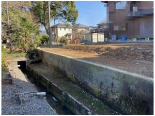 北側敷地内擁壁　雨水は水路へ放流 北側は水路及び公園（加納白山公園）