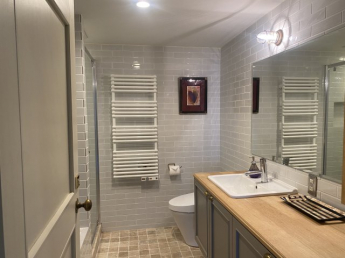 バスルームは、オープンスペースのホテルタイプで陶製のバスタブとシャワーブースがあります。オリジナルの洗面台もお洒落。タオルウオーマーは寒い時期にも便利。