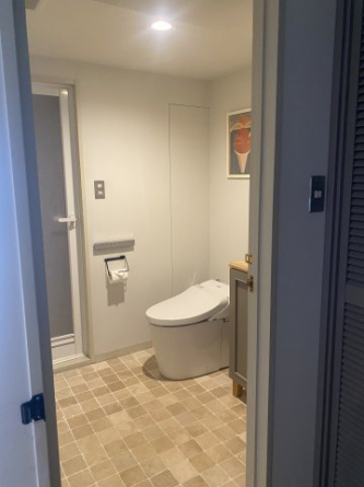 玄関の正面にはトイレとシャワーブースがあります。お客様も気兼ねなく利用しやすいスペースです。