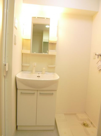 人気の独立洗面台です☆洗面所も扉で仕切られているため、脱衣所