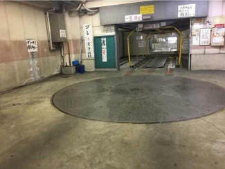 立体駐車場入り口（地下）