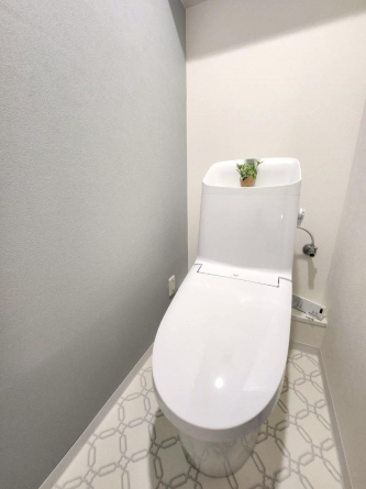 シンプルなカラーで統一したトイレ