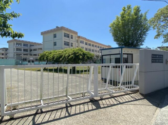 藤江小学校。お子様の通学の負担が少ない距離なので親御様は安心して送り出す事ができます。まで320m