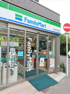 ファミリーマート　阪急中津駅前まで88m