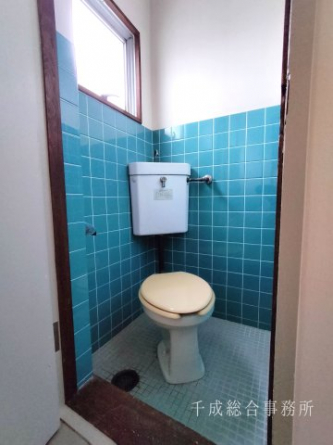 型式は古いですが、レトロな雰囲気ある専用トイレ。