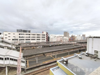 南側窓からの眺望。西明石駅のホームが見えます。