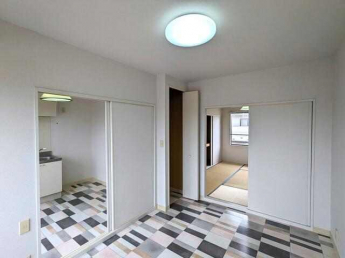 キッチンと洋室の床はデザイン性のあるオシャレなクッションフロ