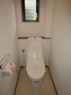 ２階の温水洗浄便座付きトイレです。約５年前に交換しました。