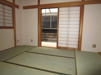１階の和室６帖：南側に掃き出し窓があり、広々としたテラスに出