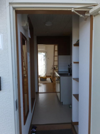 玄関から室内方向　２階２０３号室、空室（モデルルーム）を撮影