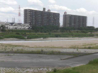 武庫川対岸より撮影、Ｂ棟は、右側