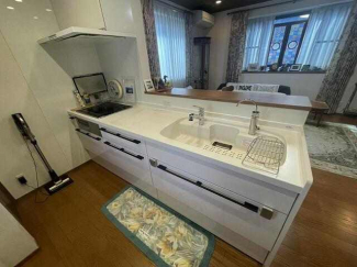 白を基調に清潔感のあるキッチンです
