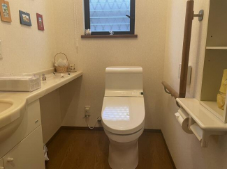 手洗いも設置している１階トイレです