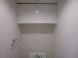トイレの上部にある収納棚です。