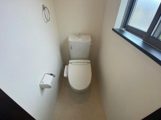 １・２階にトイレがあります。温水便座・温水シャワー付きトイレ
