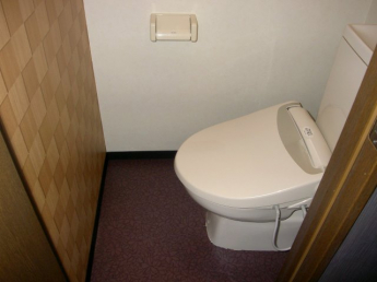 すっきりとしたトイレ（周りクロスデザインは異なります。）