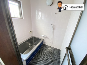 窓付きのバスルームは、明るく換気環境も良好。日中の入浴も気持ちよくお使い頂けそうです。