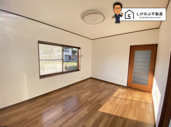 居間は和室と一続きになっているため、扉を空け放つと空間を広く活用することの可能です。