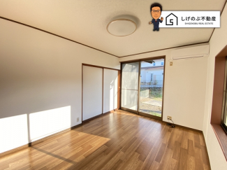 居間は和室と一続きになっているため、扉を空け放つと空間を広く活用することも可能です。
