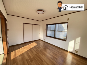 ２階の居室も１階同様に、２つの部屋の間仕切りを開け放つことで広々とした空間を活用することが可能です。