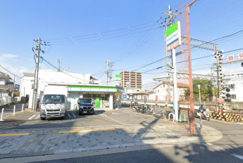 ファミリーマート大阪金剛駅前店まで742m