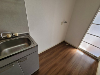キッチン横に冷蔵庫と洗濯機を置くスペースがあります。