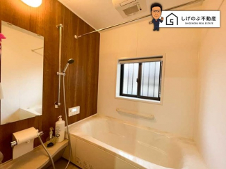 窓付きのバスルームは、明るく換気環境も良好。日中の入浴も気持ちよくお使い頂けそうです。
