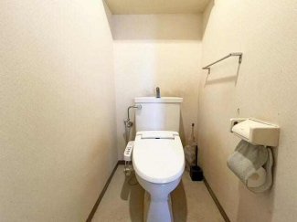 トイレには吊戸棚が設置されており、タオルリングもあります。