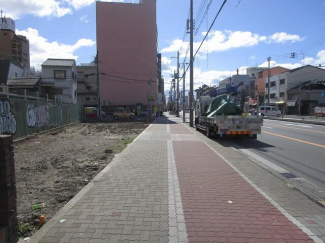 西側は今里筋で、歩道付きの公道広々約３０ｍの幹線道路です。