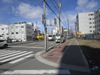 西側は今里筋で、歩道付きの公道広々約３０ｍの幹線道路です。