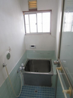 窓のある浴室です。　※２０１９年（令和１年）７月頃に給湯器を