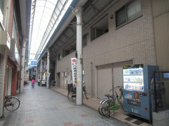 生野本通商店街に面しています。　アーケードのある商店街で、雨