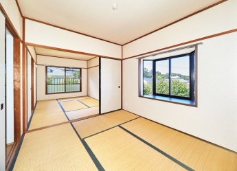 6帖4.5帖続き和室は出窓の二面採光です。