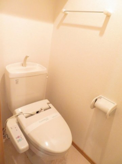 落ち着いた色調のトイレです