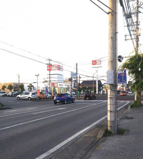 戸賀町西交差点すぐそこ、車通りも多いエリアです。