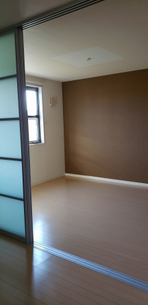 リビングと隣の洋室は半透明なスライディングドアで仕切られます