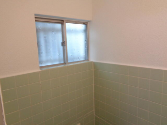 小さな窓があり、明るい浴室です